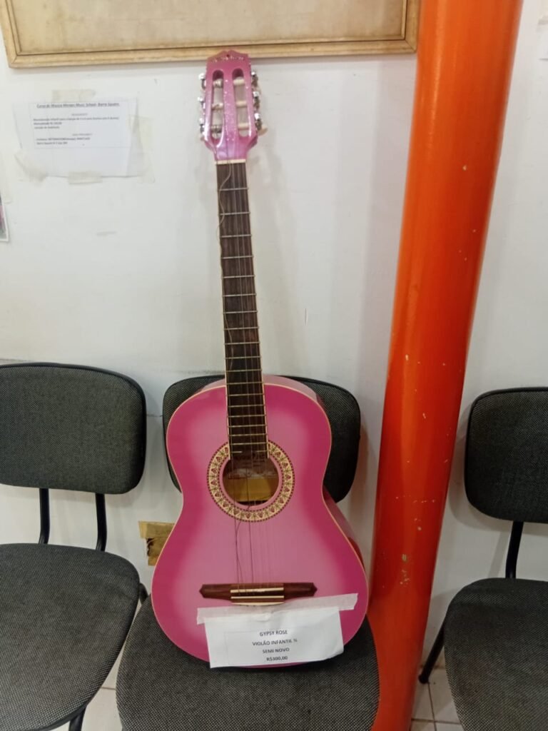 Violão infantil gypsy Rose semi usado com cordas novas e revisado 300 reais