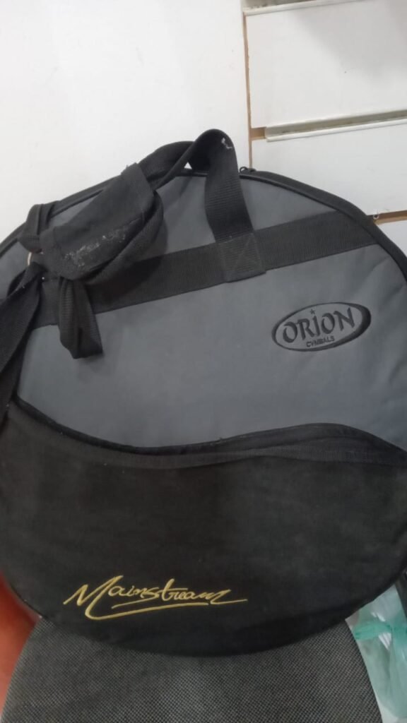 Jogo de pratos orion ,bateria , cymbal , conduçao, ataque e extra..5 pratos com case . 1300 reais , aceita cartão.