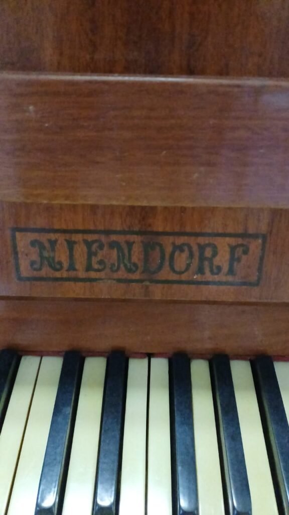 Piano de Armário Niendorf